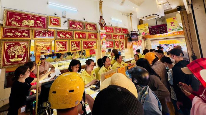 Giá vàng cuối ngày 01/03: Đóng phiên đầu tháng 3 tại đỉnh lịch sử, chênh lệch với thế giới vượt 20 triệu đồng