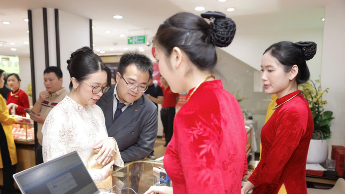 Giá vàng cuối ngày 11/03: Tăng vọt 1,1 triệu từ đầu phiên, nhẫn DOJI-PNJ san bằng miếng SJC tại 187,2 triệu