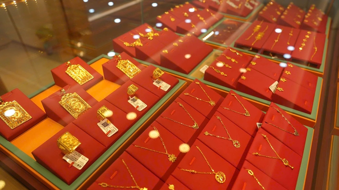 Giá vàng sáng 08/03: Đồng loạt neo 185 triệu cuối tuần, nhẫn 3 thương hiệu san bằng giá miếng SJC