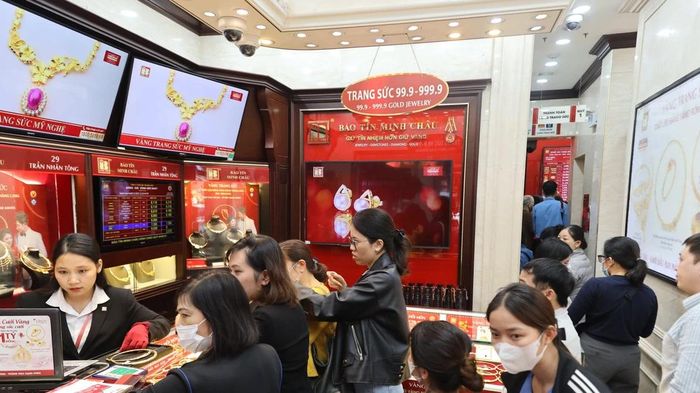 Giá vàng cuối ngày 03/03: 'Quay xe' giảm tới 3,9 triệu sau đỉnh lịch sử, SJC lùi về 188,2 triệu